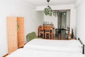 Postel nebo postele na pokoji v ubytování Tipy records inn room