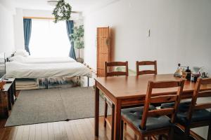 Postel nebo postele na pokoji v ubytování Tipy records inn room