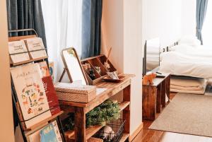 Postel nebo postele na pokoji v ubytování Tipy records inn room