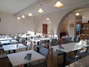 Restoran või mõni muu söögikoht majutusasutuses Hotel Magnolia