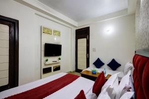 TV a/nebo společenská místnost v ubytování Hotel Nancy Dx Near New Delhi Railway Station