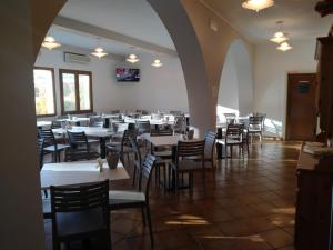 Restoran või mõni muu söögikoht majutusasutuses Hotel Magnolia