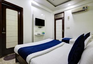 Postel nebo postele na pokoji v ubytování Hotel Nancy Dx Near New Delhi Railway Station