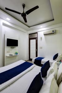Postel nebo postele na pokoji v ubytování Hotel Nancy Dx Near New Delhi Railway Station