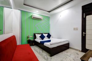 Postel nebo postele na pokoji v ubytování Hotel Nancy Dx Near New Delhi Railway Station