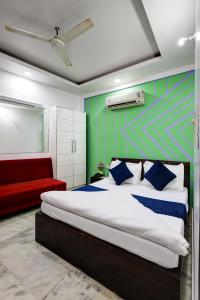 Postel nebo postele na pokoji v ubytování Hotel Nancy Dx Near New Delhi Railway Station