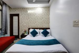 Postel nebo postele na pokoji v ubytování Hotel Nancy Dx Near New Delhi Railway Station