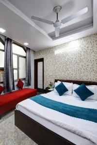 Postel nebo postele na pokoji v ubytování Hotel Nancy Dx Near New Delhi Railway Station