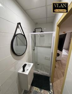 Un baño con un lavabo y un espejo en la pared. en La Belle Citronnelle Appartement avec Jardin en Centre Ville, en Niort
