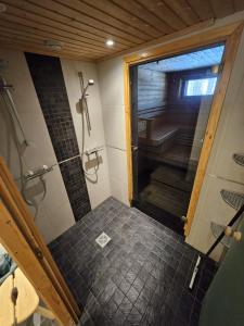an overhead view of a bathroom with a shower at Levi Happi in Kittilä