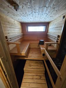 an empty sauna with a bench in the middle at Levi Happi in Kittilä
