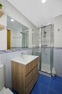 ein Badezimmer mit Waschbecken und Dusche in der Unterkunft Costa Calma y Relax in Santander + 37 Fotos