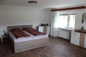 Postel nebo postele na pokoji v ubytování Chalupa pod Lysou horou