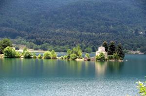 an island in the middle of a lake at Villa Maria in Synikia Mesi Trikalon