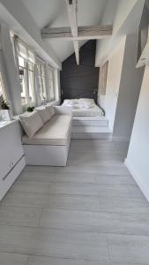Posteľ alebo postele v izbe v ubytovaní Apartament White R parking w cenie!!!