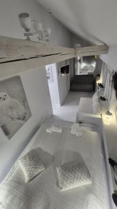 Posteľ alebo postele v izbe v ubytovaní Apartament White R parking w cenie!!!