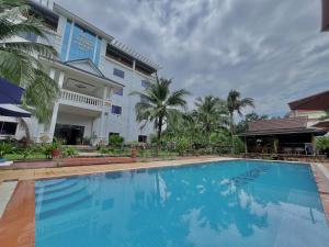 Au Paradis Bleu Hotel内部或周边的泳池