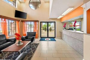 Televisyen dan/atau pusat hiburan di Super 8 by Wyndham Grand Prairie Southwest