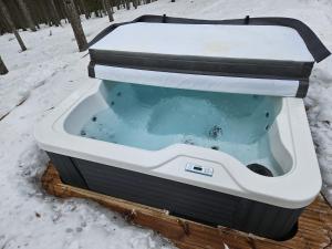 a hot tub with snow on top of it at Levi Happi in Kittilä +13 photos