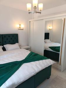 Arinis Class في جورا هومورولوي: غرفة نوم بها سرير ومرآة كبيرة +9 صور