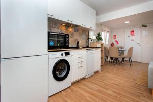 una cucina con lavatrice e asciugatrice in una stanza di Taga 27 a Torrevieja