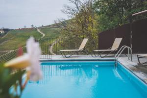 Bazén v ubytovaní Agriturismo Rivella alebo v jeho blízkosti