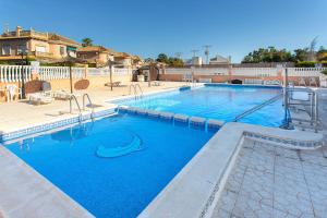 una grande piscina con acqua azzurra di Taga 27 a Torrevieja