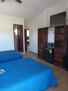 Una habitación de hotel con dos camas y un televisor. en La Casona, San José del Cabo, en San José del Cabo
