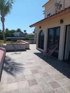 un patio con 2 sillas frente a una casa en La Casona, San José del Cabo, en San José del Cabo