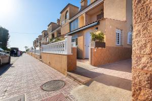 Un edificio in una strada con un buco nel marciapiede di Taga 27 a Torrevieja