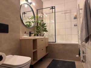 une salle de bain avec toilettes, lavabo et miroir dans l'établissement Mytna 50, à Bratislava 23 autres photos