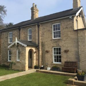 une maison en briques avec un banc devant elle dans l'établissement Wayside , Lincoln, Lincolnshire, à Lincoln