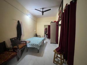 Ένα ή περισσότερα κρεβάτια σε δωμάτιο στο Shubhendra Homestay