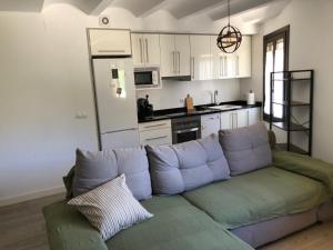 a living room with a couch and a kitchen at casa bilborazin in Albarracín