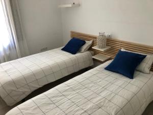 two beds sitting next to each other in a room at casa bilborazin in Albarracín