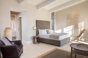 un dormitorio con una cama y una silla en Exclusive Home with pool and iconic View on Saint Peter, en Roma 15 fotos más