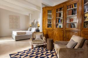 1 dormitorio con cama, sofá y sillas en Exclusive Home with pool and iconic View on Saint Peter, en Roma