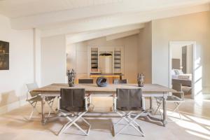 Un comedor con una gran mesa y sillas de madera. en Exclusive Home with pool and iconic View on Saint Peter, en Roma