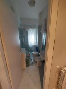 ラディスポリにあるDOMuS APAのトイレと洗面台付きのバスルーム +5枚の写真