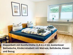 Postel nebo postele na pokoji v ubytování Kleine Auszeit Ferienwohnung nahe Bosenbergklinik mit Parkplatz, Haustiere willkommen