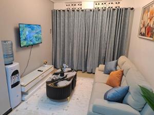 TV a/nebo společenská místnost v ubytování Angel Oak Residence Entebbe