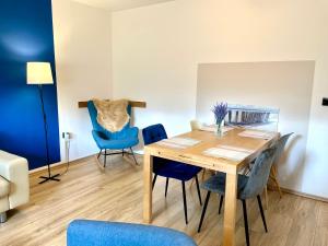 Posezení v ubytování Kleine Auszeit Ferienwohnung nahe Bosenbergklinik mit Parkplatz, Haustiere willkommen