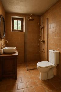 Un baño con inodoro, lavabo y ducha. en Villa Eden - Fairy Tale, en Casteldelci