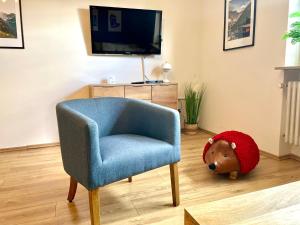 TV a/nebo společenská místnost v ubytování Kleine Auszeit Ferienwohnung nahe Bosenbergklinik mit Parkplatz, Haustiere willkommen