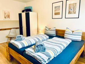 Postel nebo postele na pokoji v ubytování Kleine Auszeit Ferienwohnung nahe Bosenbergklinik mit Parkplatz, Haustiere willkommen
