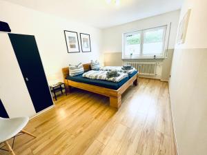 Postel nebo postele na pokoji v ubytování Kleine Auszeit Ferienwohnung nahe Bosenbergklinik mit Parkplatz, Haustiere willkommen