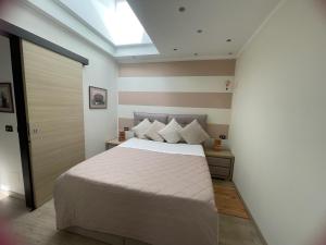 a bedroom with a bed and a skylight at Casa Miralago - Cuasso al Monte in Cuasso Al Monte