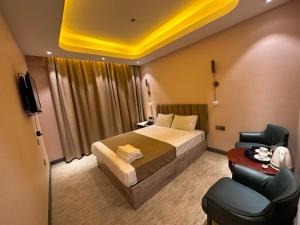 ein Hotelzimmer mit einem Bett und einem Stuhl in der Unterkunft Amure hotel in Ulaanbaatar