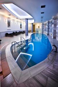 Bazén v ubytování The Sign Kocaeli Thermal Spa Hotel &Convention Center nebo v jeho okolí