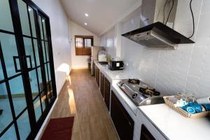 Kuchyň nebo kuchyňský kout v ubytování Homey Time Pool Villa ChiangKhan พูลวิลล่า เชียงคาน